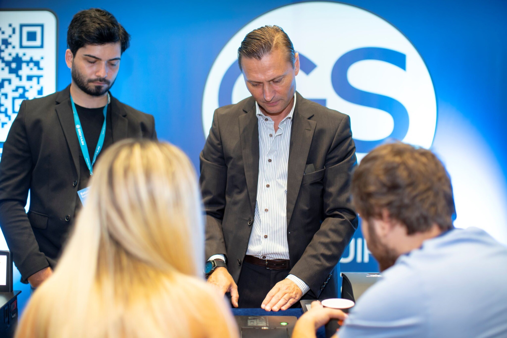 Representantes de Gaming Supplies presentan equipamiento a profesionales del sector en el stand de GS