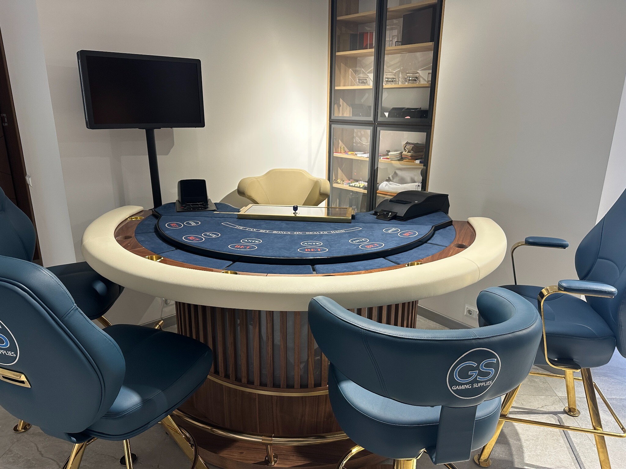 Mesa de póquer y sillas GS en el showroom de Batumi