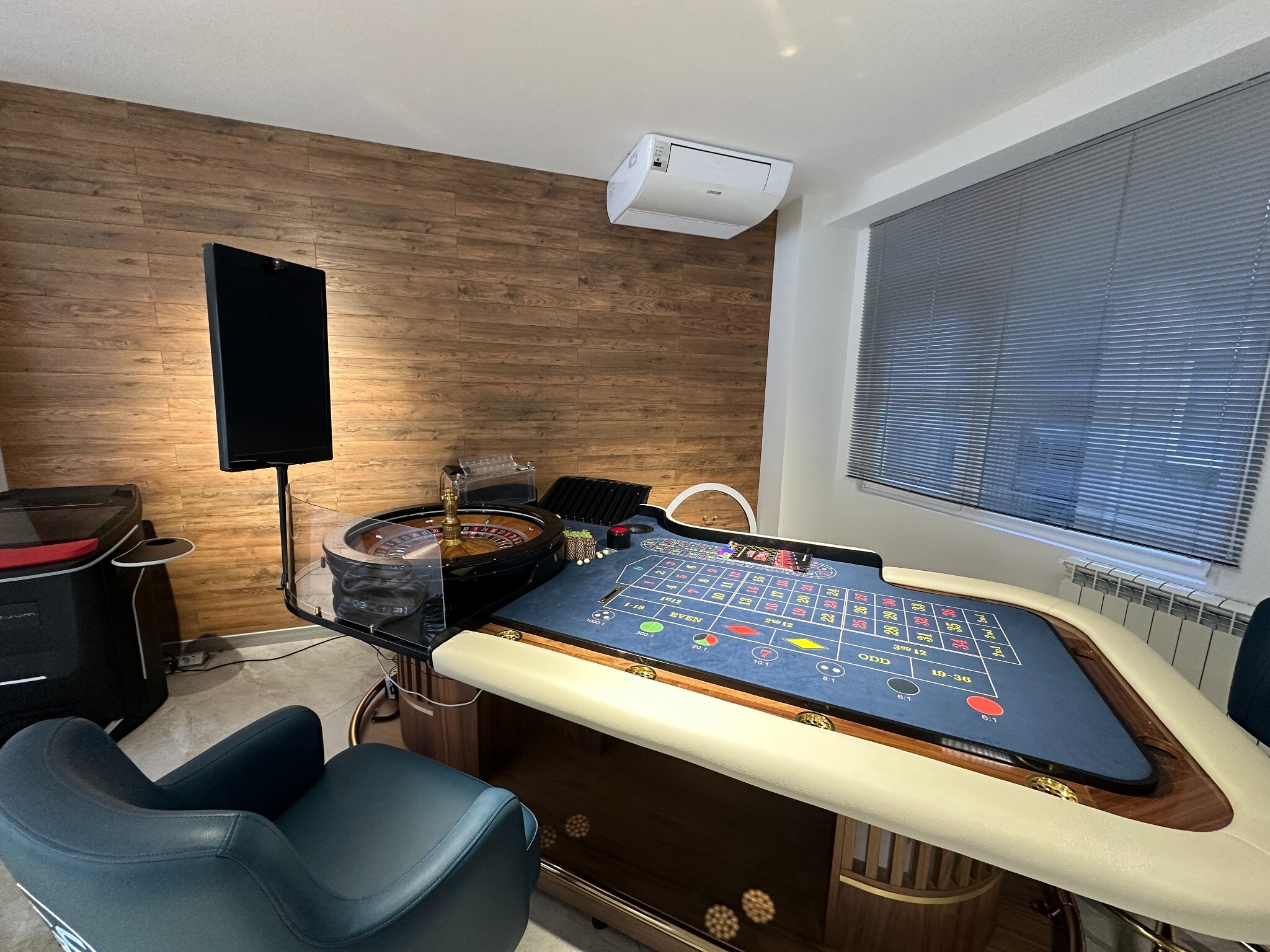 Mesa de ruleta, rueda y pantalla en el showroom de Batumi