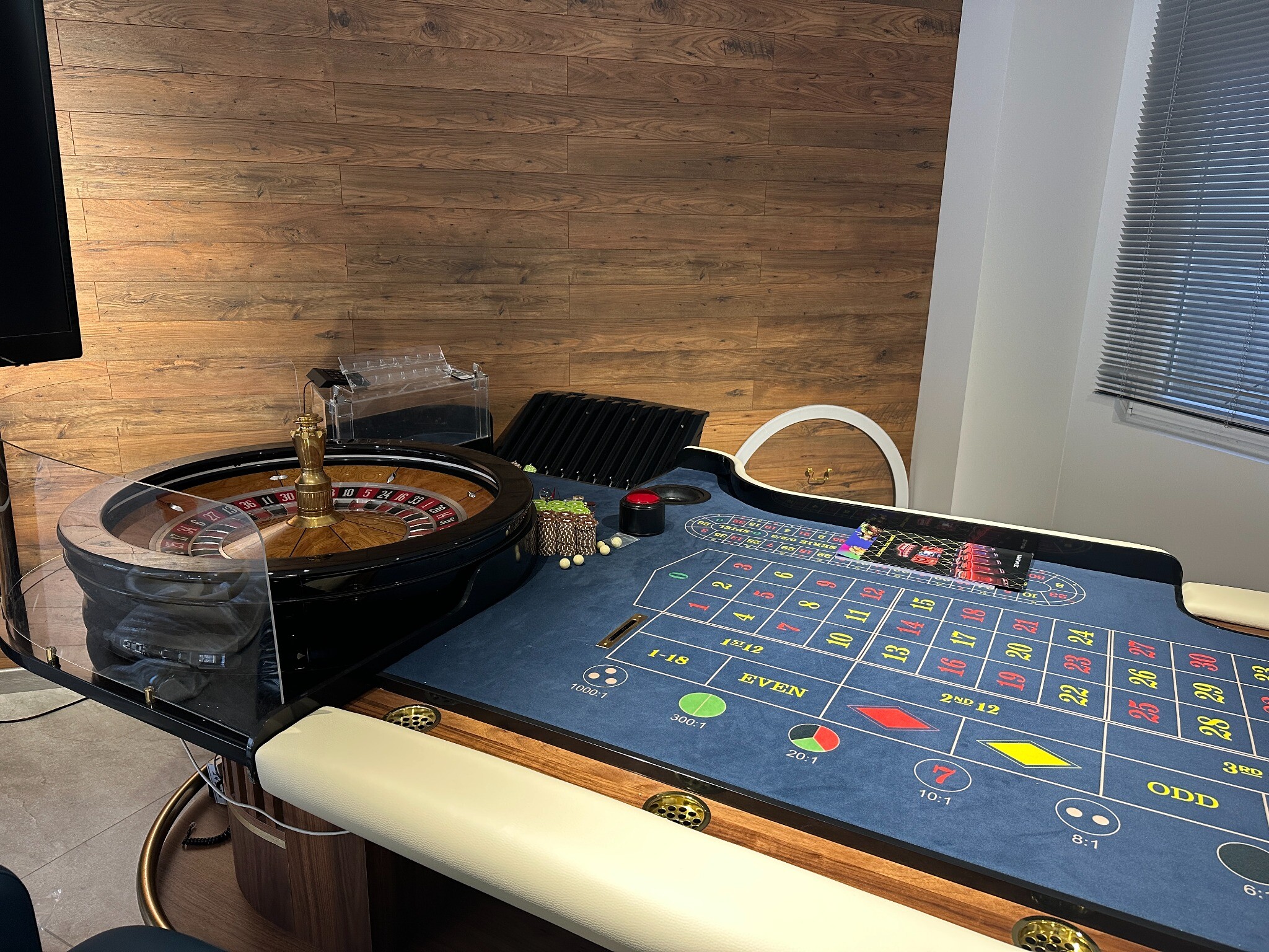 Primer plano de ruleta y paño de apuestas en el showroom de Batumi