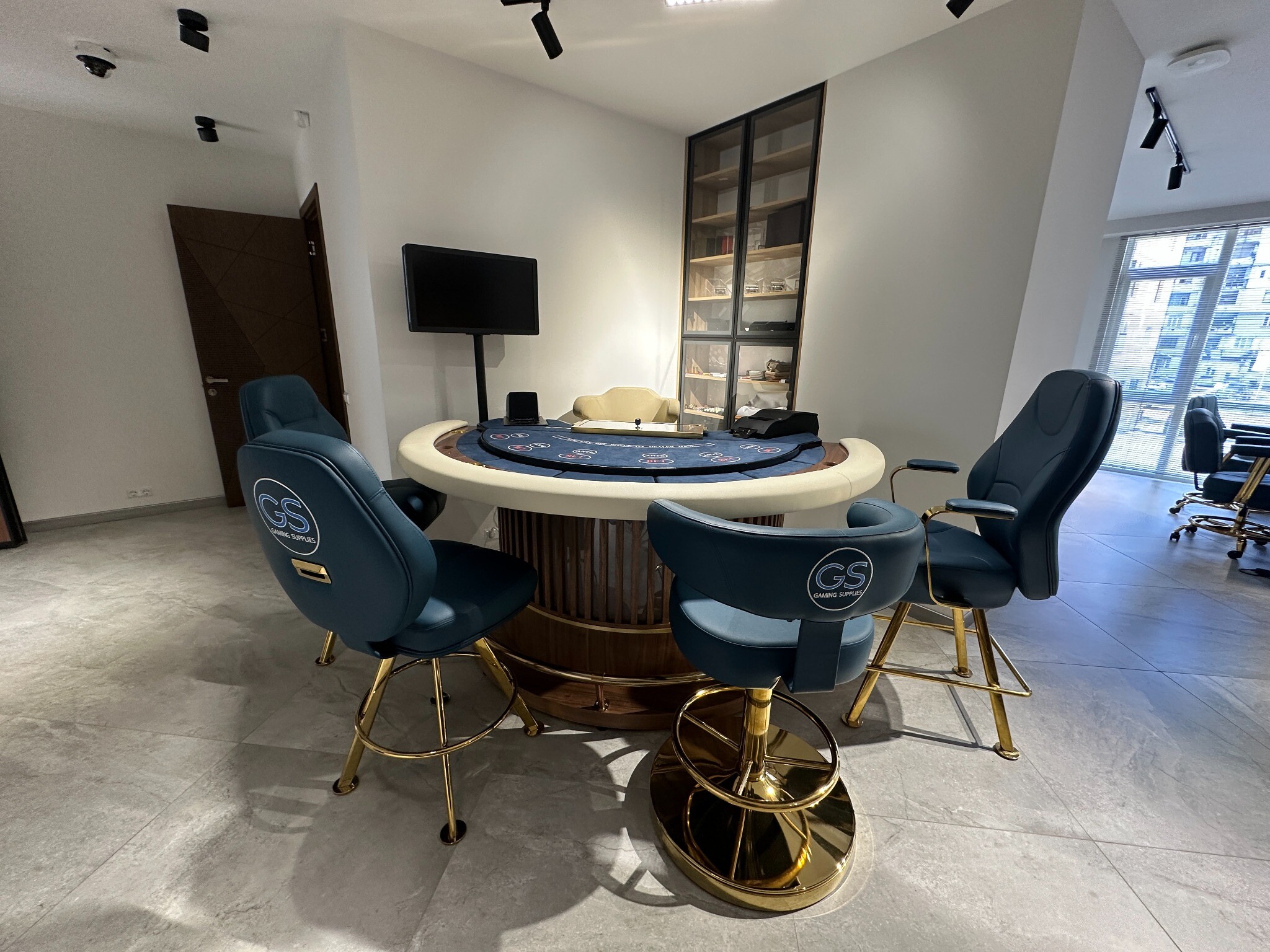 Showroom de Gaming Supplies en Batumi con mesa de póquer y sillas GS